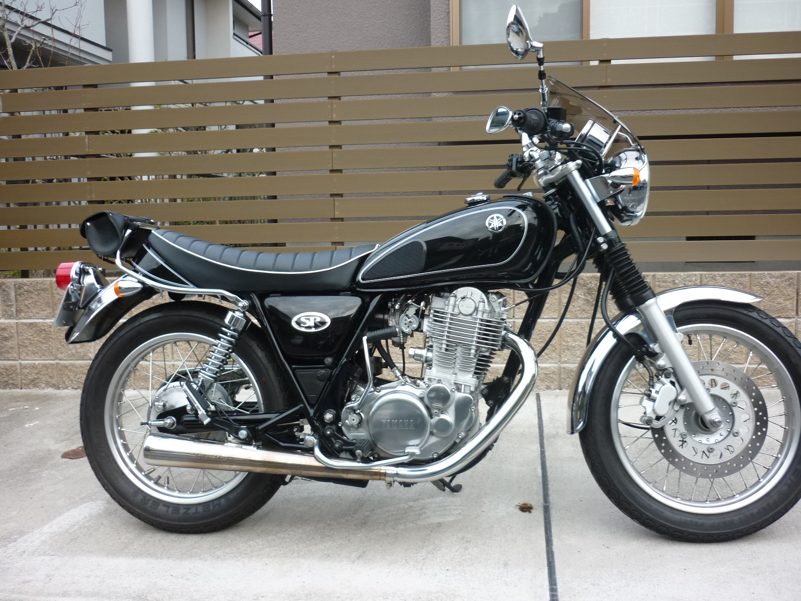 SR400 CAL SEAT TYPE2 パイピン/白: Motobluez